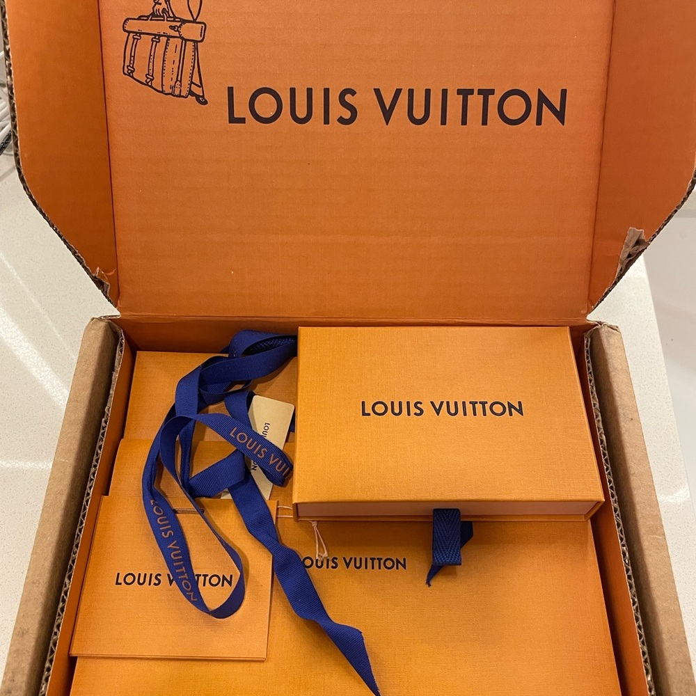 Louis Vuitton Gold LV Necklace with Heart Pendant - Picture 7 of 12